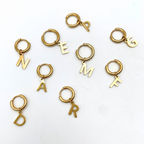 orecchino a cerchio gold con ciondolo personalizzato con lettera in acciaio gold