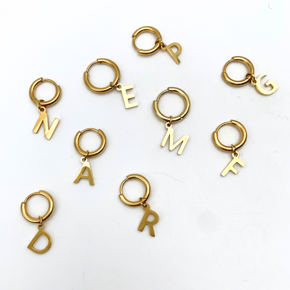 orecchino a cerchio gold con ciondolo personalizzato con lettera in acciaio gold