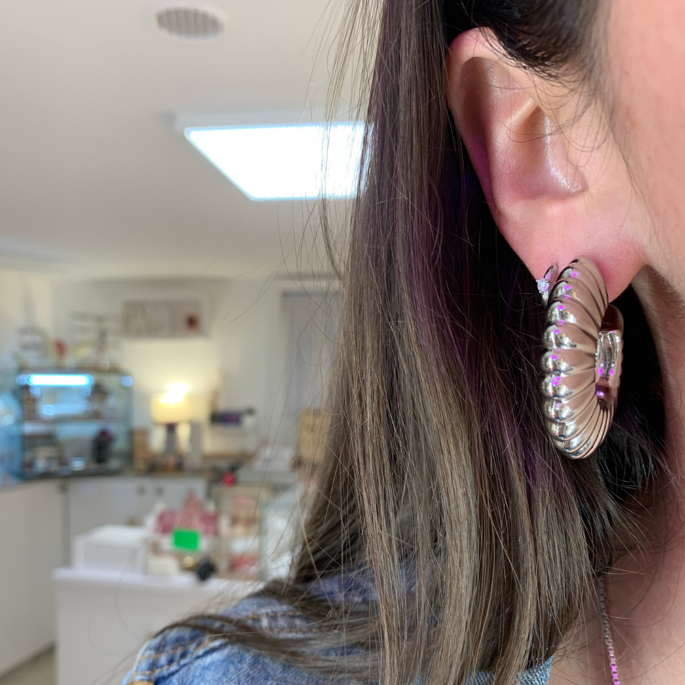 orecchini in acciaio silver big che ricordano un croissant