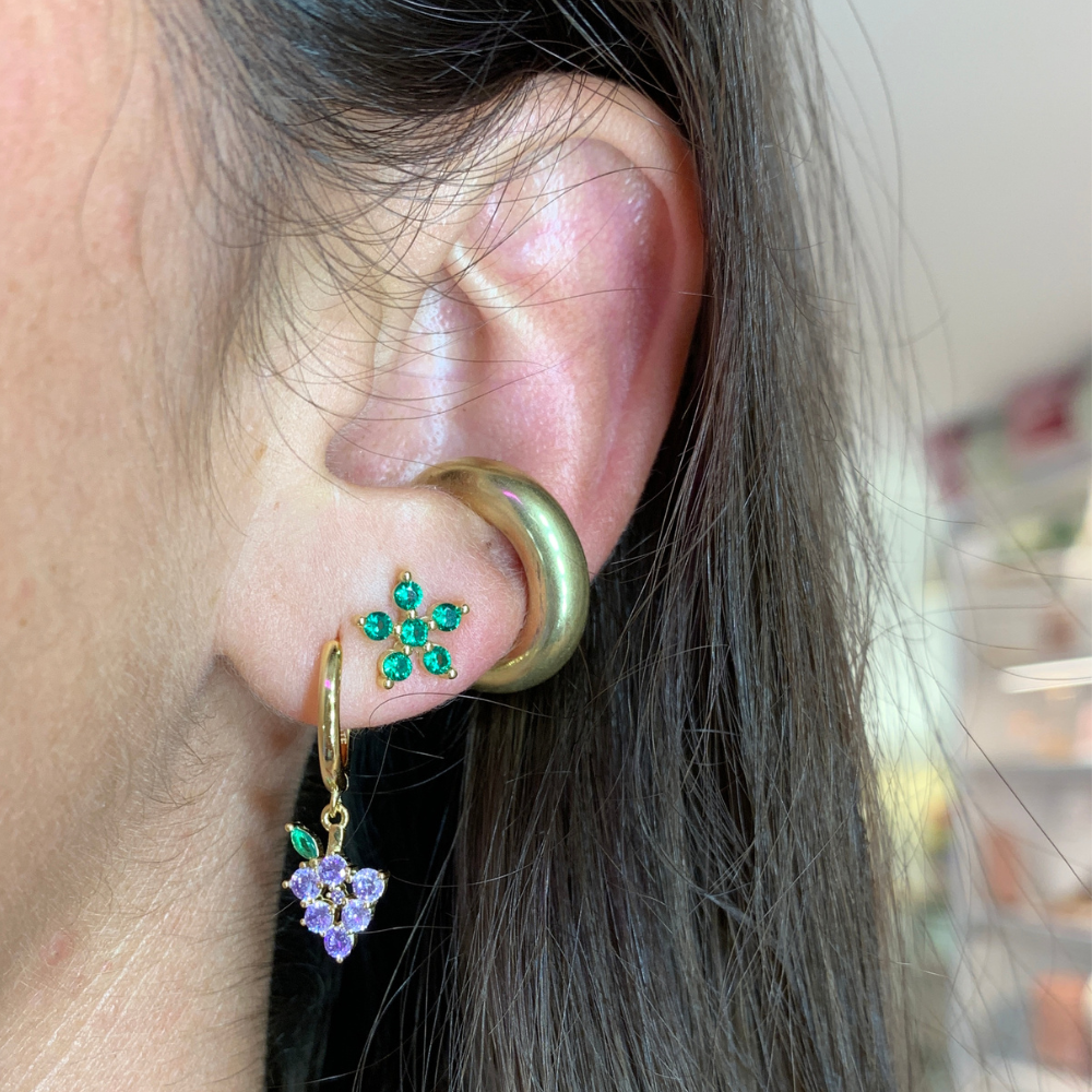mono orecchino a cerchietto in argento gold con uva pendente con zirconi lilla e verde