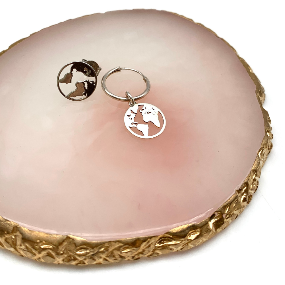 orecchini wanderlust in argento con ciondolo mondo