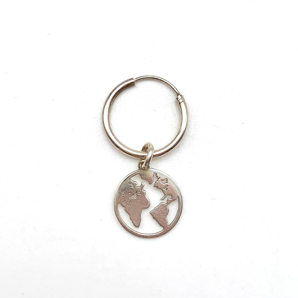 orecchino mono in argento 925 con cerchietto e ciondolo pendente mondo stilizzato