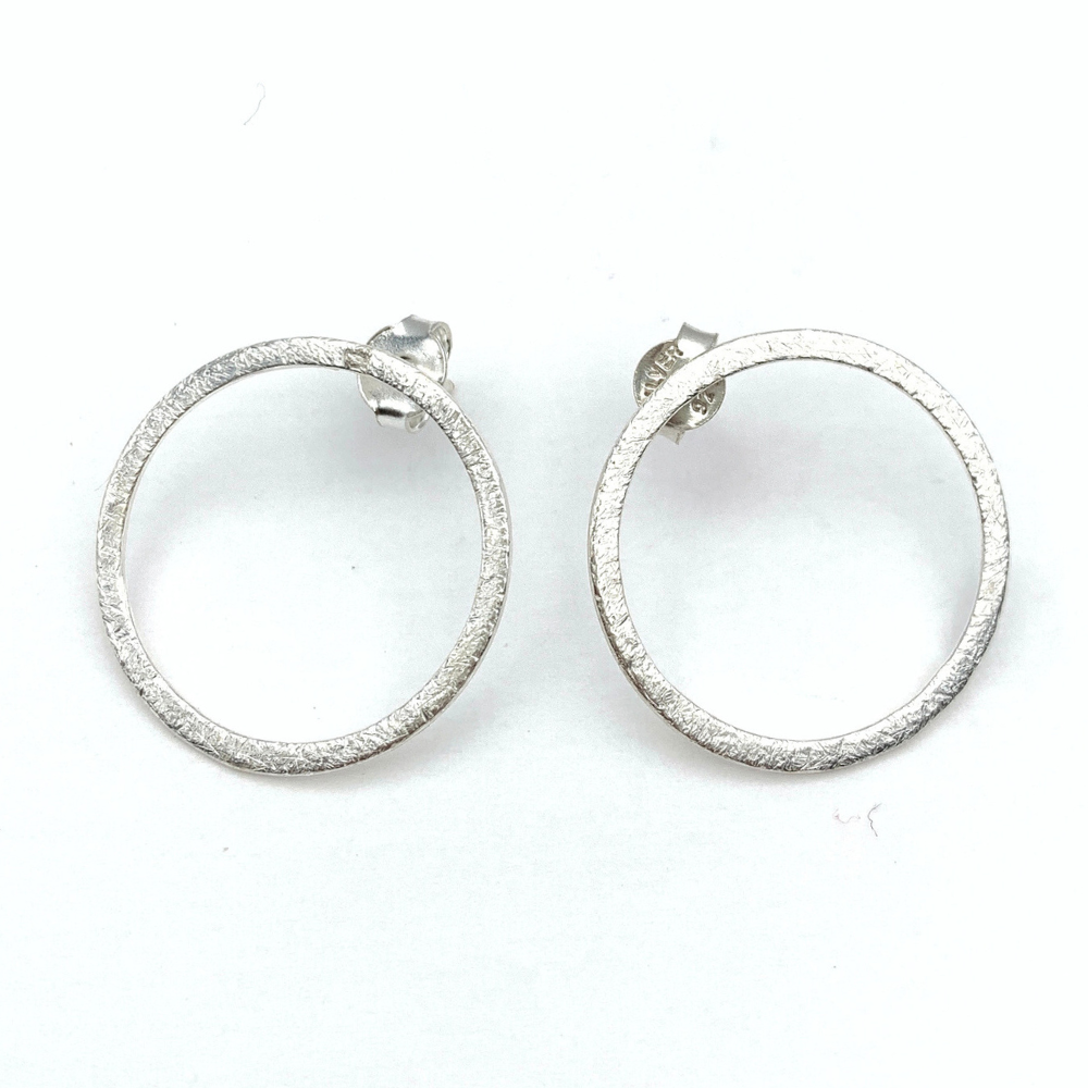 Orecchini Cerchio Frontale Satinati in Argento Silver