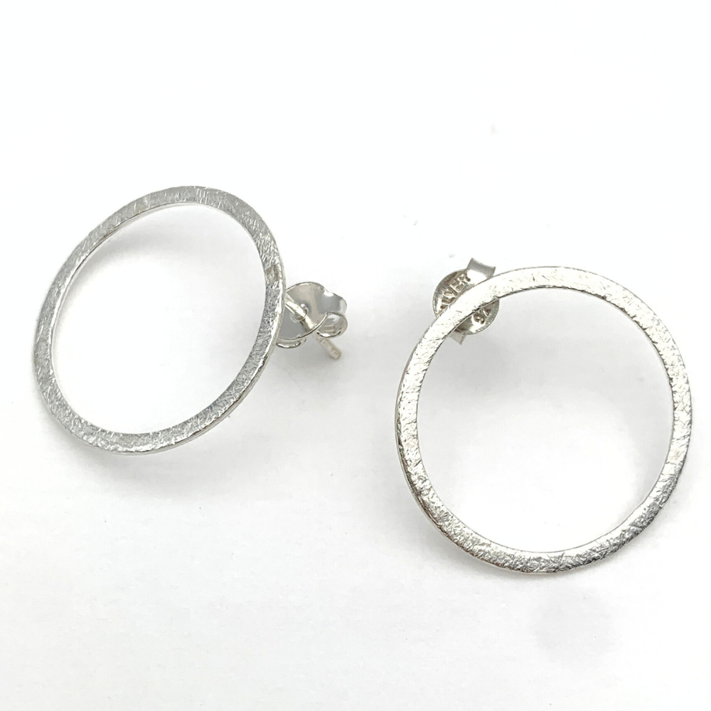 Orecchini Cerchio Frontale Satinati in Argento Silver