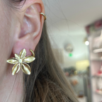 orecchini in acciaio a fiore gold indossato