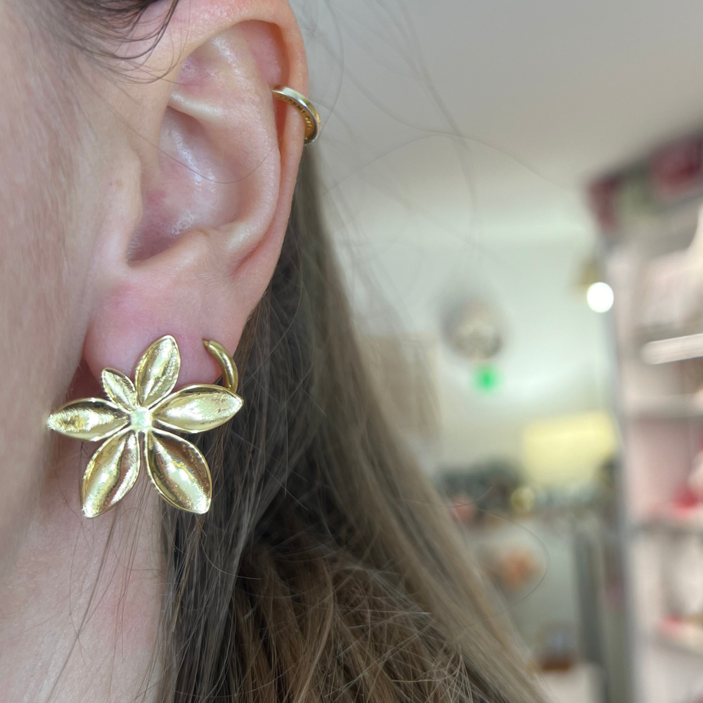 orecchini in acciaio a fiore gold indossato
