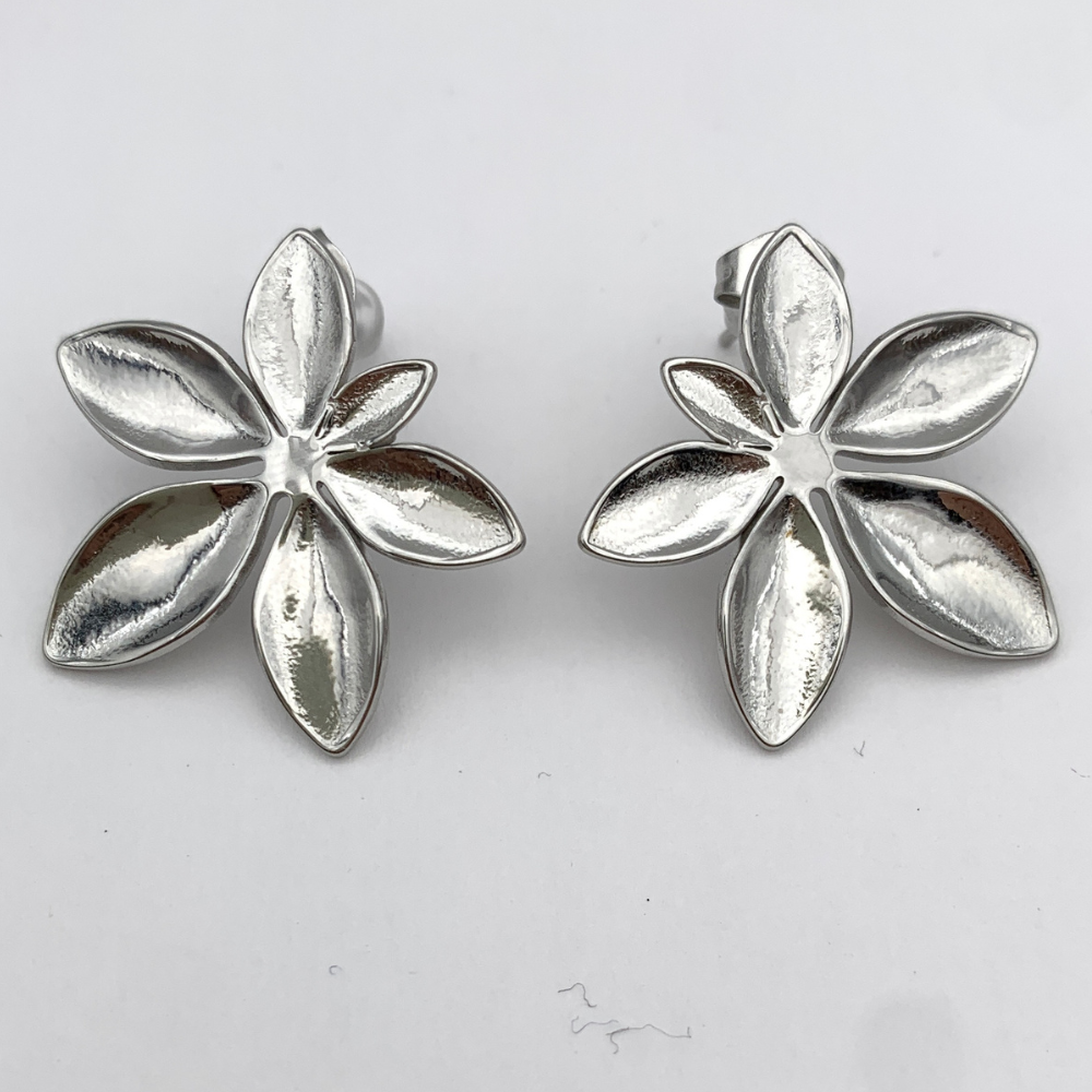 orecchini a fiore in acciaio silver a lobo