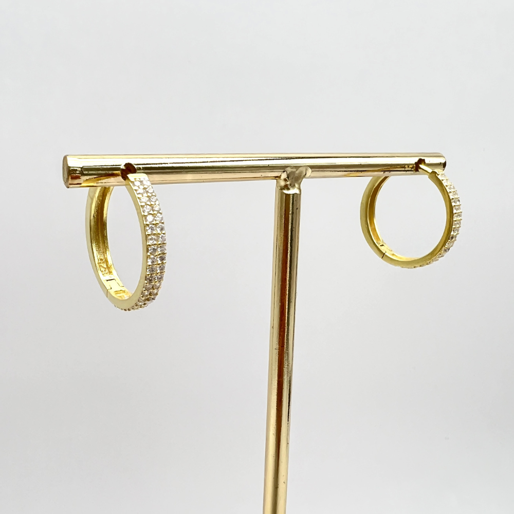 orecchini hoops huggie pavé in argento placcati oro con zirconi bianchi