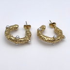 orecchini in acciaio gold martellati con perle incastonate