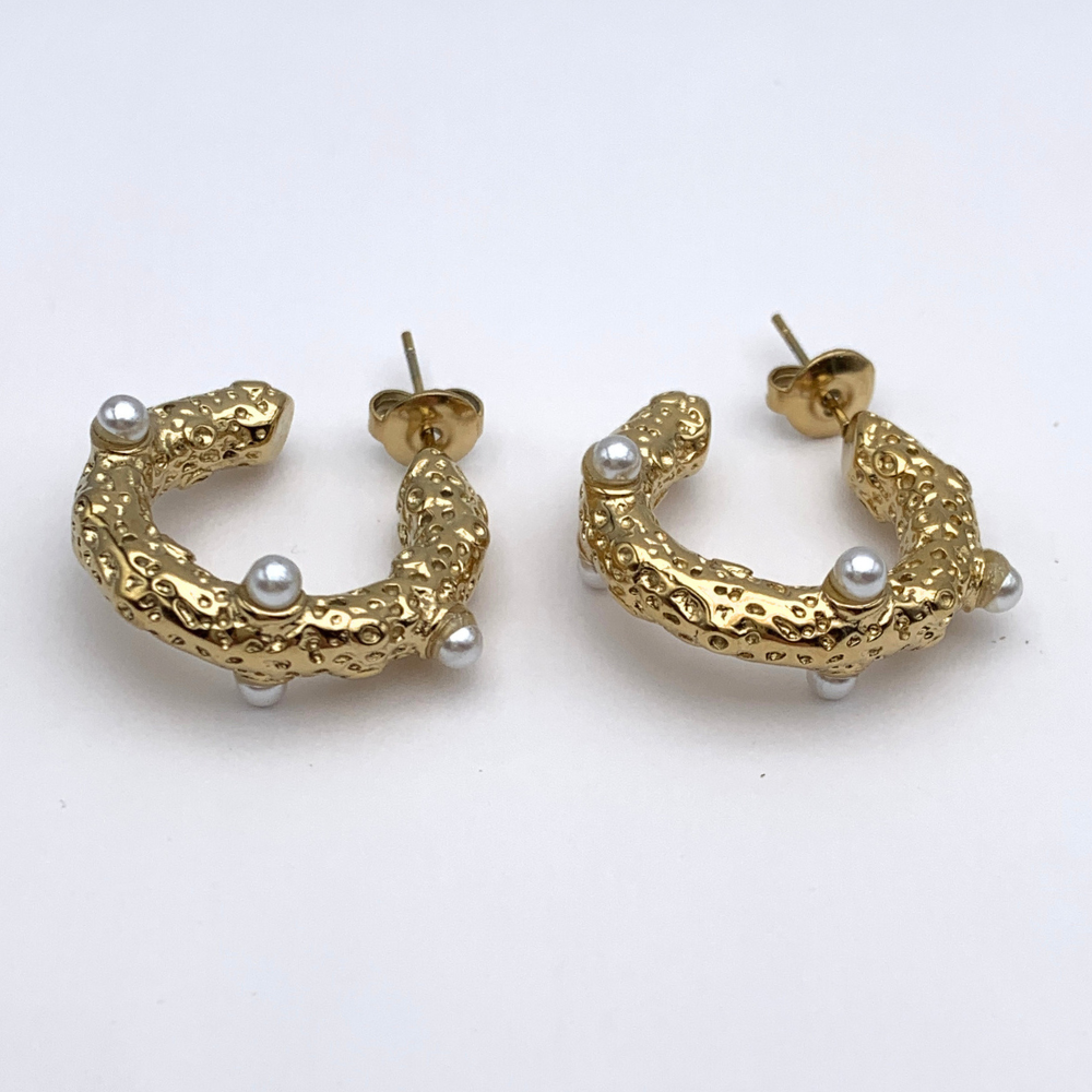orecchini in acciaio gold martellati con perle incastonate