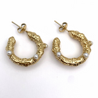 orecchini in acciaio gold martellati con perle incastonate