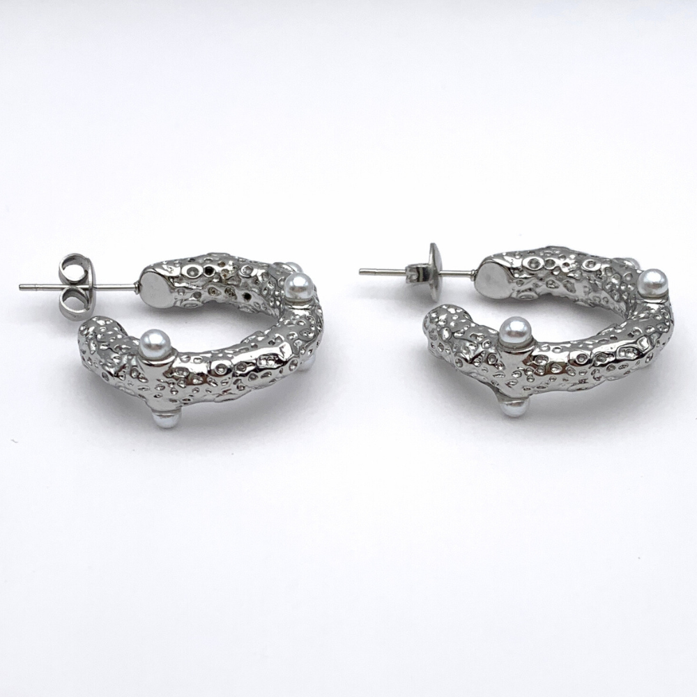 orecchini in acciaio silver martellati con perle incastonate bianche