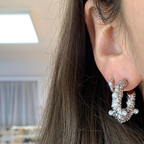 orecchini in acciaio silver martellati con perline bianche incastonate