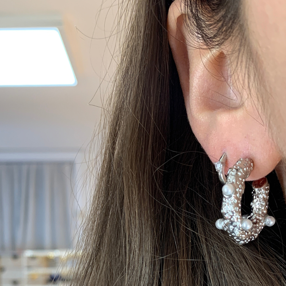 orecchini in acciaio silver martellati con perline bianche incastonate
