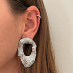 Orecchini Ovali Forati con Striature in Acciaio Silver