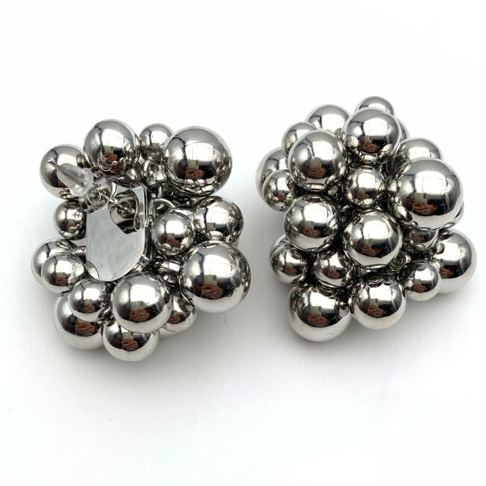orecchini in acciaio silver a lobo con sfere