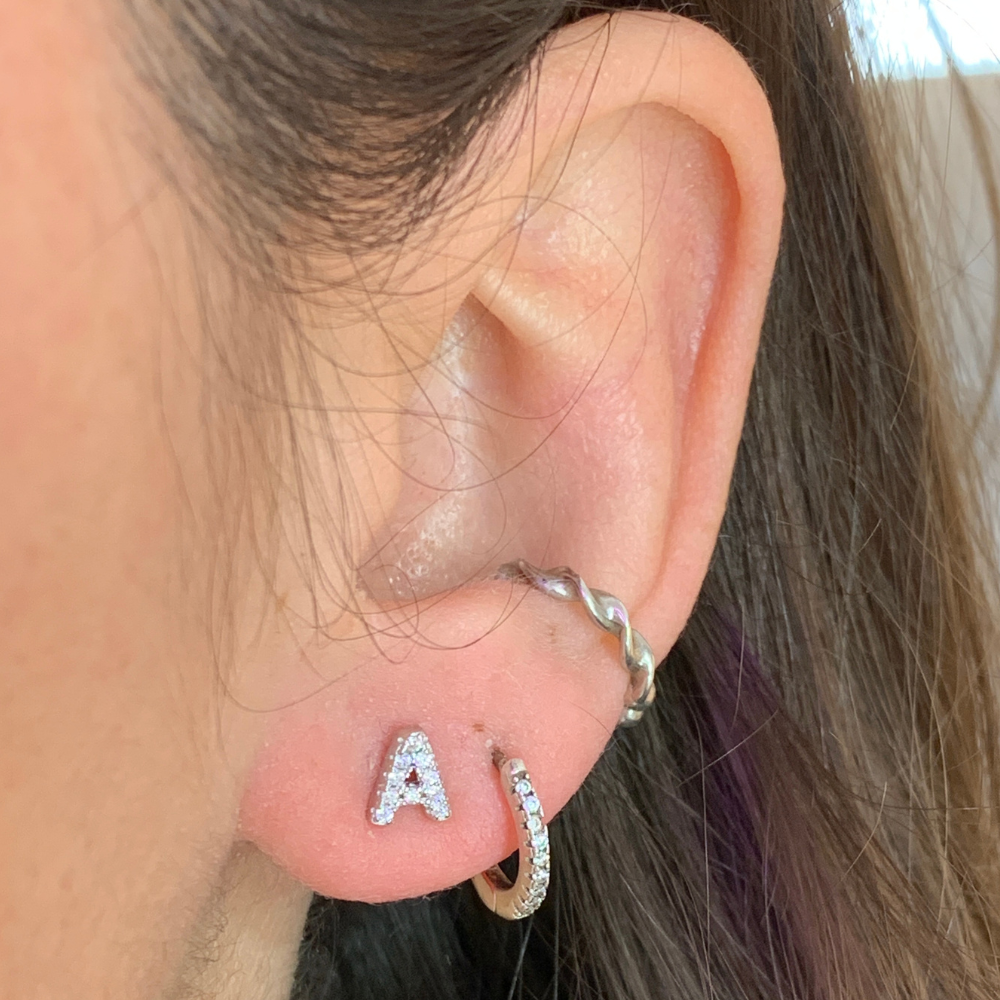 anello in acciaio inox gold con foglie di diverse dimensioni di cui una madre perla