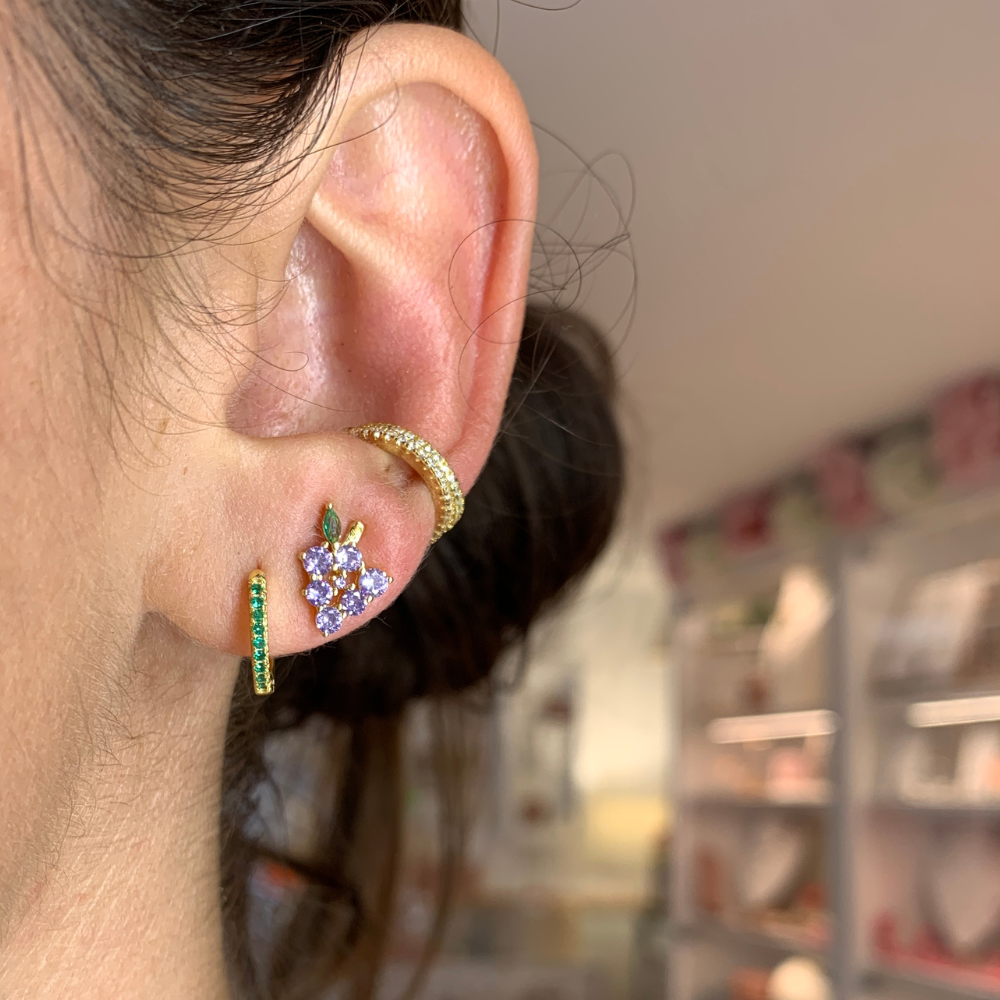 mono orecchino in argento gold con uva a lobo con zirconi viola e verdi