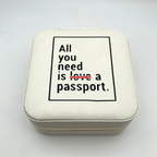 portagioie da viaggio bianco in ecopelle personalizzabile