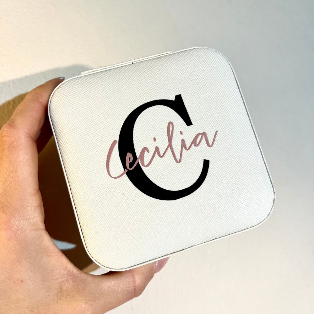 portagioie personalizzato con lettera e nome da viaggio bianco in ecopelle