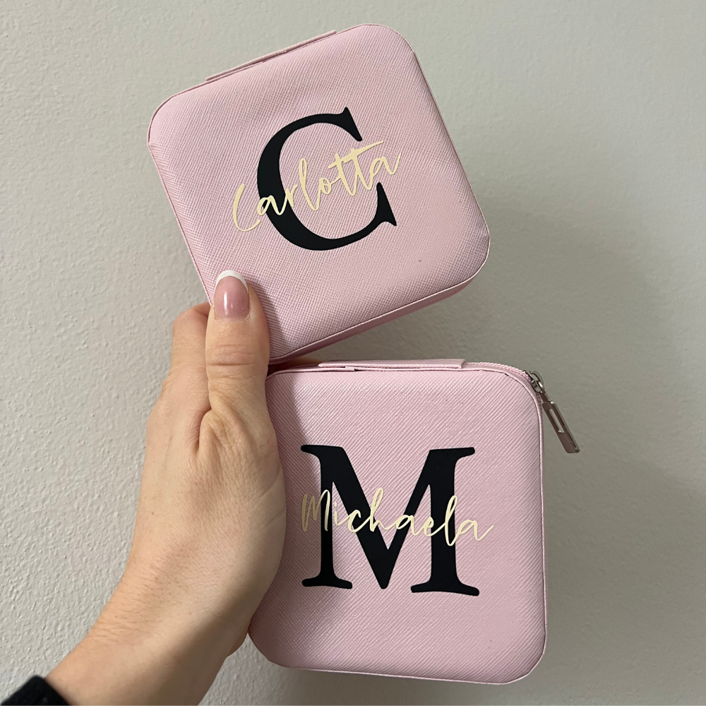 portagioie da viaggio rosa in ecopelle con zip personalizzabile con lettera e nome