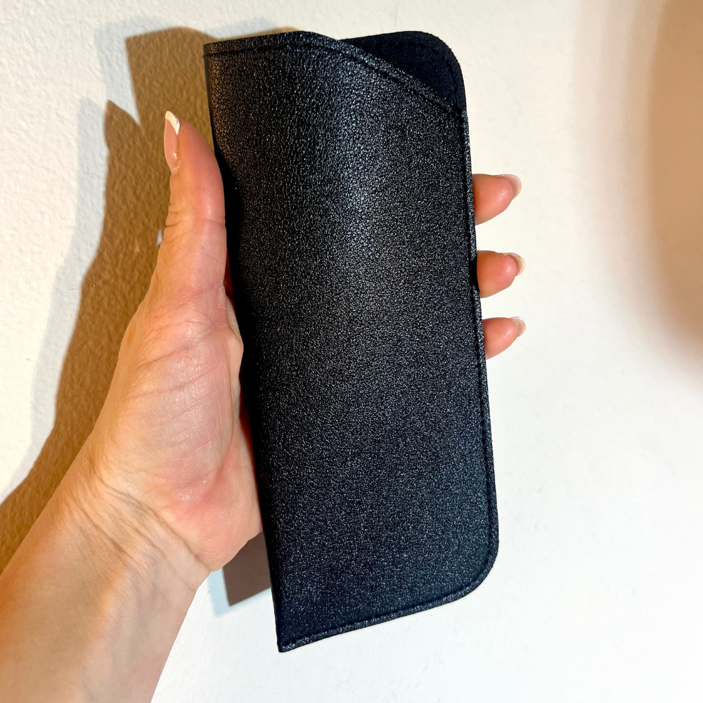 custodia per occhiali astuccio personalizzabile con lettera e nome in ecopelle