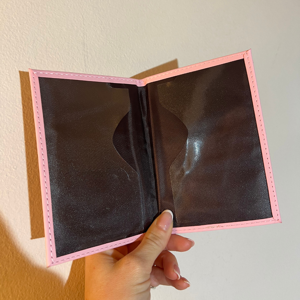 porta passaporto in ecopelle rosa aperto personalizzabile