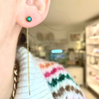 mono orecchino saliscendi in acciaio con zircone verde scuro