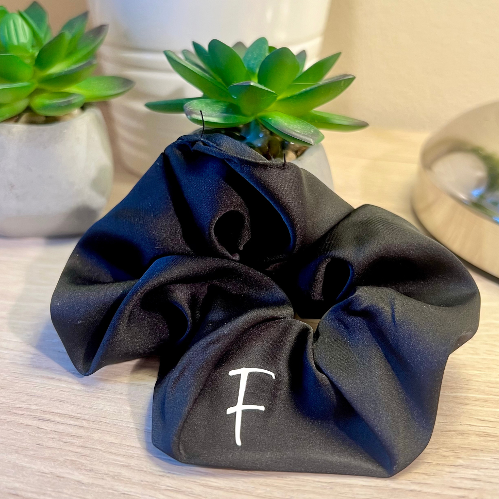 elastico per capelli scruchies personalizzabile con lettera stampata bianca
