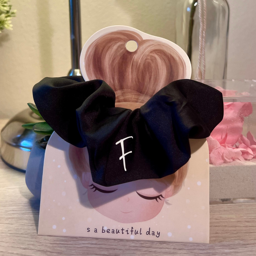 elastico per capelli scruchies personalizzabile con lettera stampata bianca