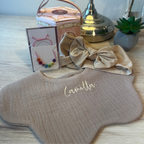set new born girl con scatola giostra rosa, bracciale con nome regolabile con cordino rosa, fascia per capelli con fiocco e bavaglino a fiore marrone