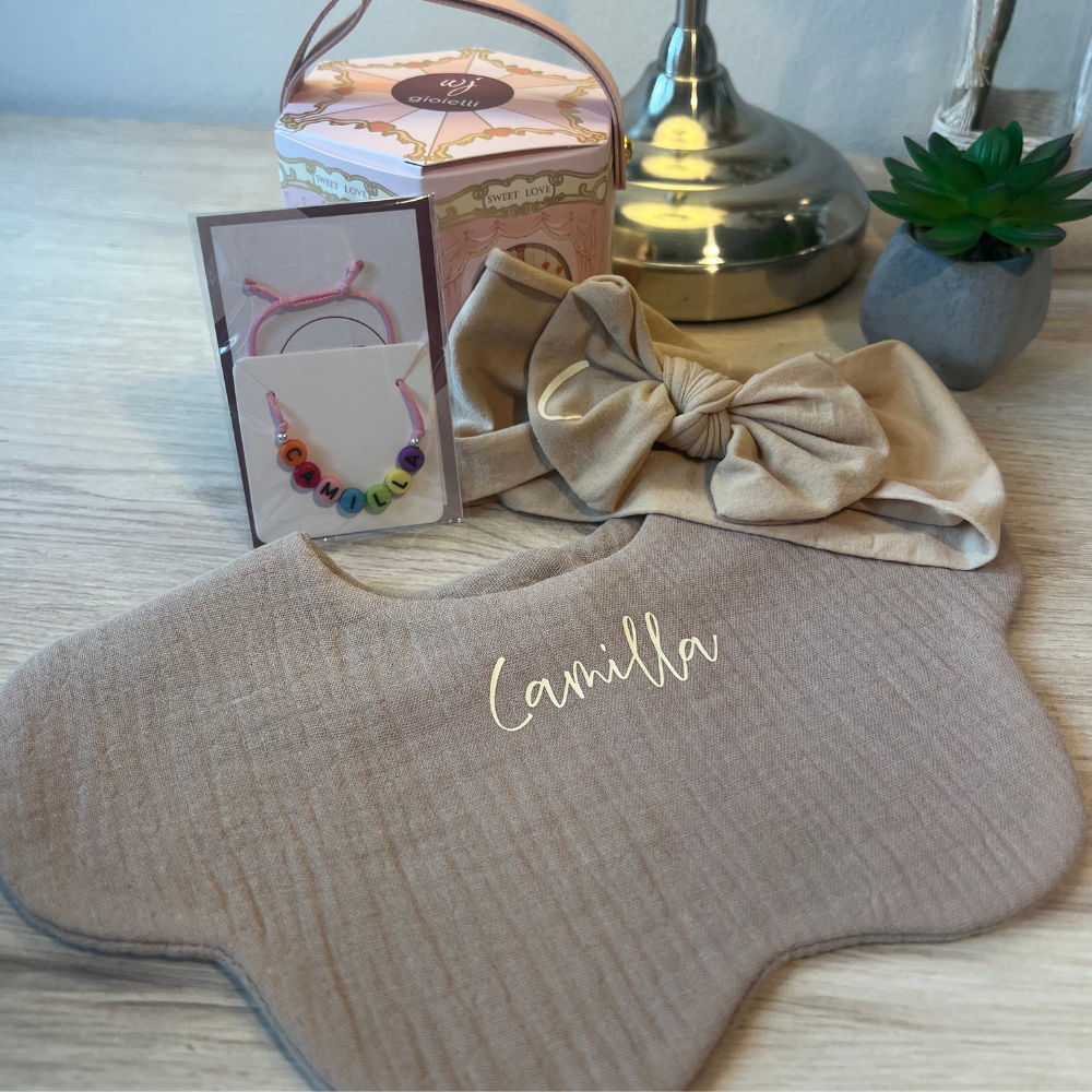 set new born girl con scatola giostra rosa, bracciale con nome regolabile con cordino rosa, fascia per capelli con fiocco e bavaglino a fiore marrone
