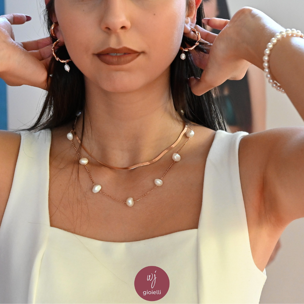 hoops in argento rosè con perla collana snake e collana con perle Ludovica