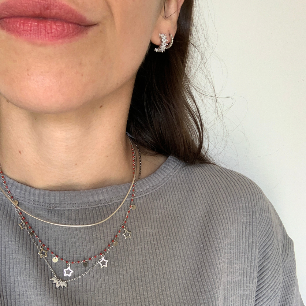 set con collana in argento 925 silver con perline rosse e ciondoli a forma di medaglietta e stelline stilizzate e orecchini con zirconi ovali bianchi