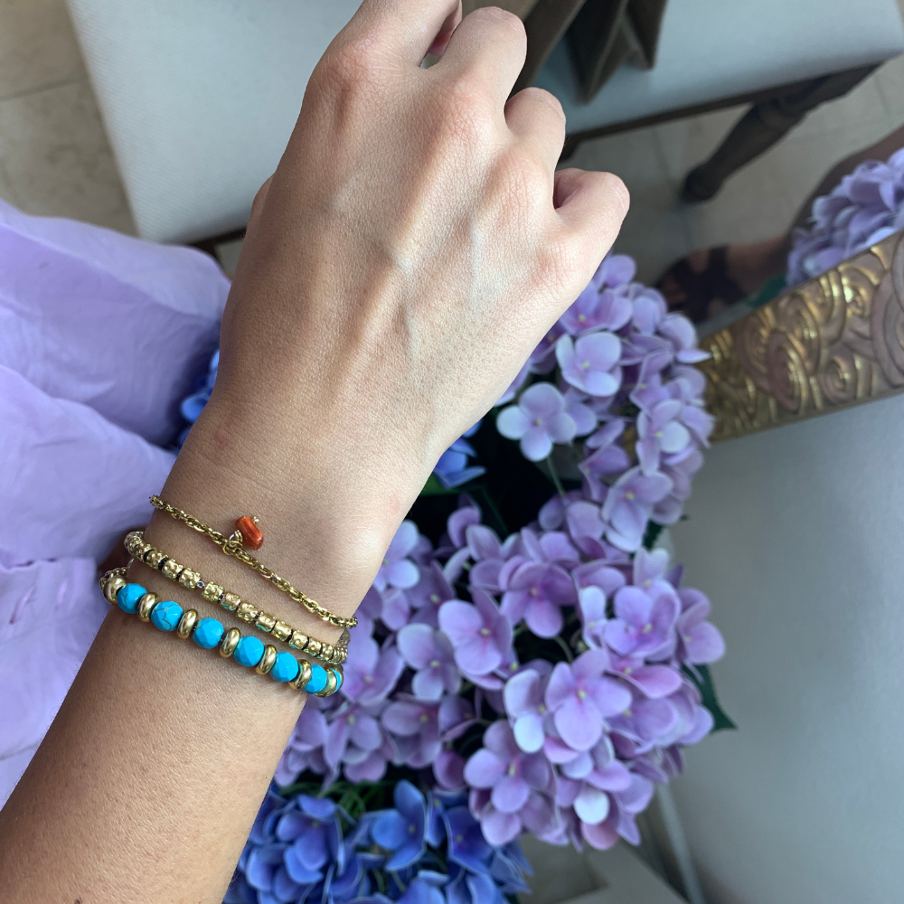 bracciale con ciondolo corallo, bracciale rondelle martellate e bracciale pietre azzurre e rondelle